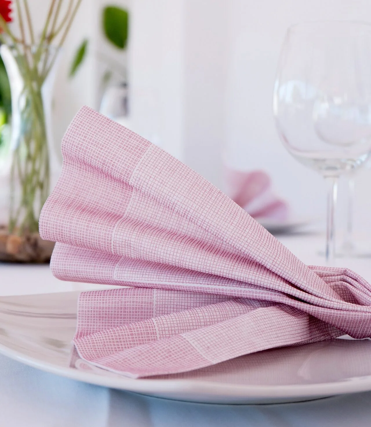 Servilletas de papel en una mesa de restaurante